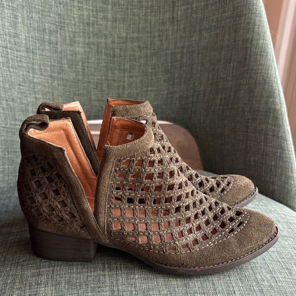 Jeffrey Campbell Taggart olive green suede Women Olive Ankle Booties boots sz 8